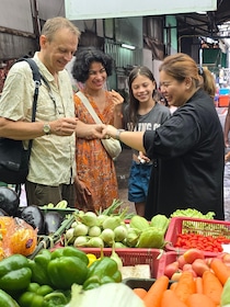 สุขุมวิท: ชั้นเรียนทำอาหารไทยและทัวร์ตลาดในกรุงเทพ