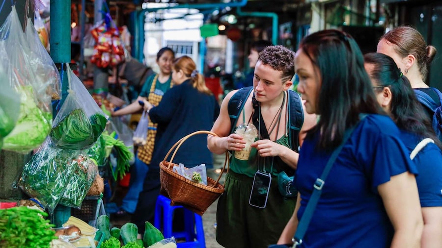 Sukhumvit: Hands-on Thai Cooking Class & Market Tour in BKK