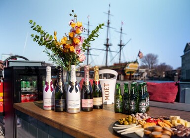 Amsterdam: Private Canal Cruise with Drinks and Snacks