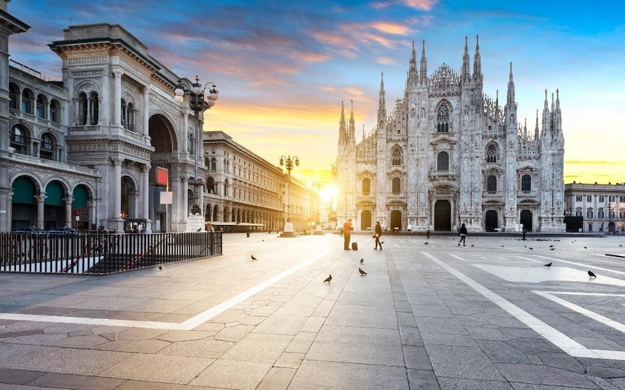 Milan: Historical Highlights and Street Food Guided Tour