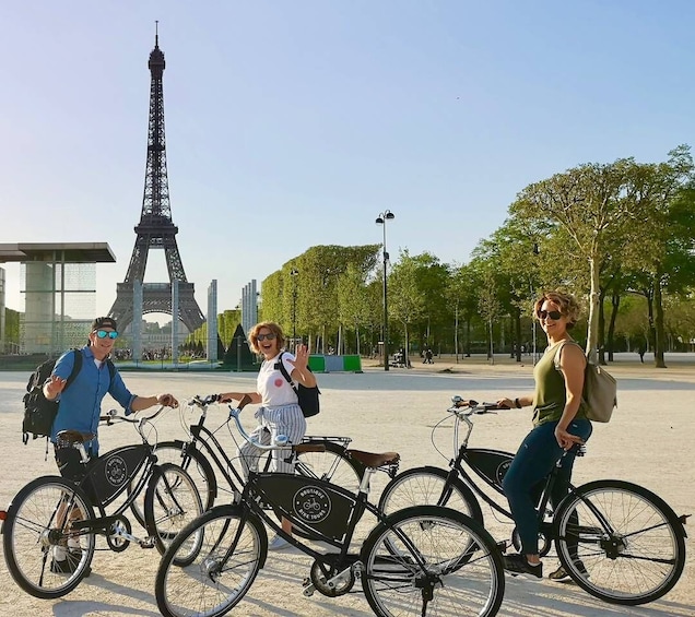 The Best of Paris: Small Group Bike Tour like a Local