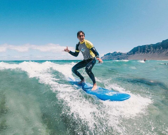 Lanzarote: 2 or 4 Hour Surf Lessons in Famara