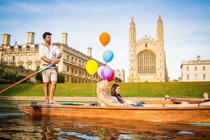 Cambridge: Gemeinsame Stocherkahnfahrt mit Guide