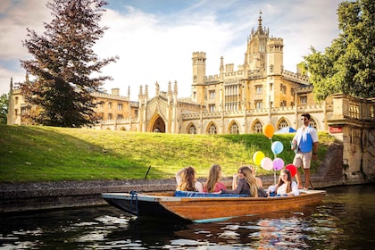 Cambridge: Shared Punting Tour with Guide