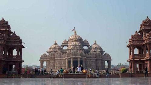 New Delhi: Akshardham Temple Tour with Water and Light Show