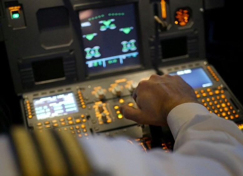 Picture 5 for Activity Dusseldorf: 1-Hour Airbus A320 Flight Simulator Private Tour