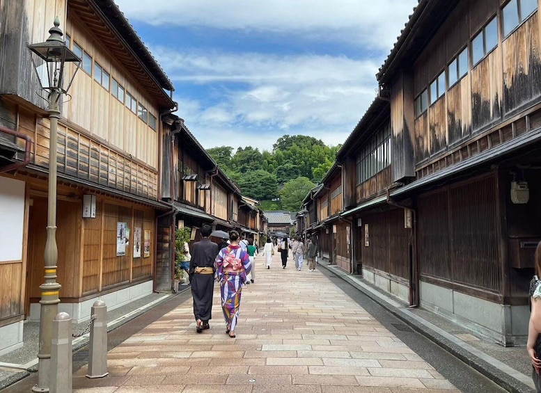 Picture 2 for Activity Kanazawa: Samurai, Matcha, Gardens and Geisha Full-Day Tour