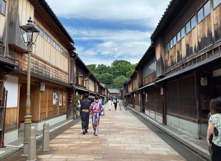 Picture 2 for Activity Kanazawa: Samurai, Matcha, Gardens and Geisha Full-Day Tour