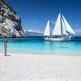Cala Gonone: Gulf of Orosei Tour with a Vintage Sailing boat
