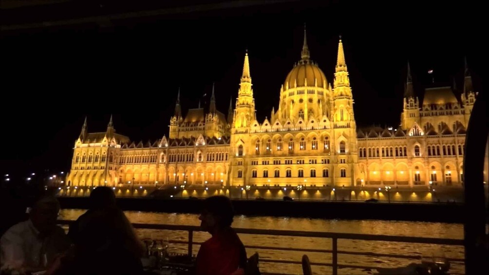 Budapest: Night Walking Tour with River Cruise and Wine