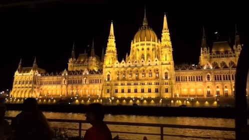 Budapest: Tour notturno a piedi con crociera sul fiume e vino