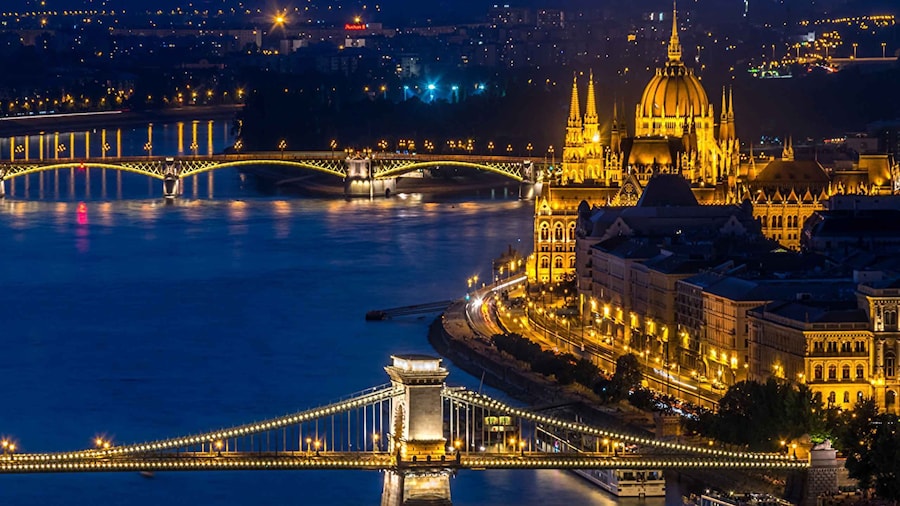 Budapest: Evening Castle Hill Tour with Fishermen's Bastion
