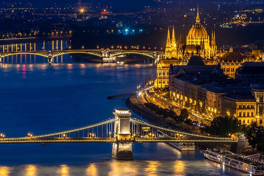 Budapest: Evening Castle Hill Tour with Fishermen's Bastion