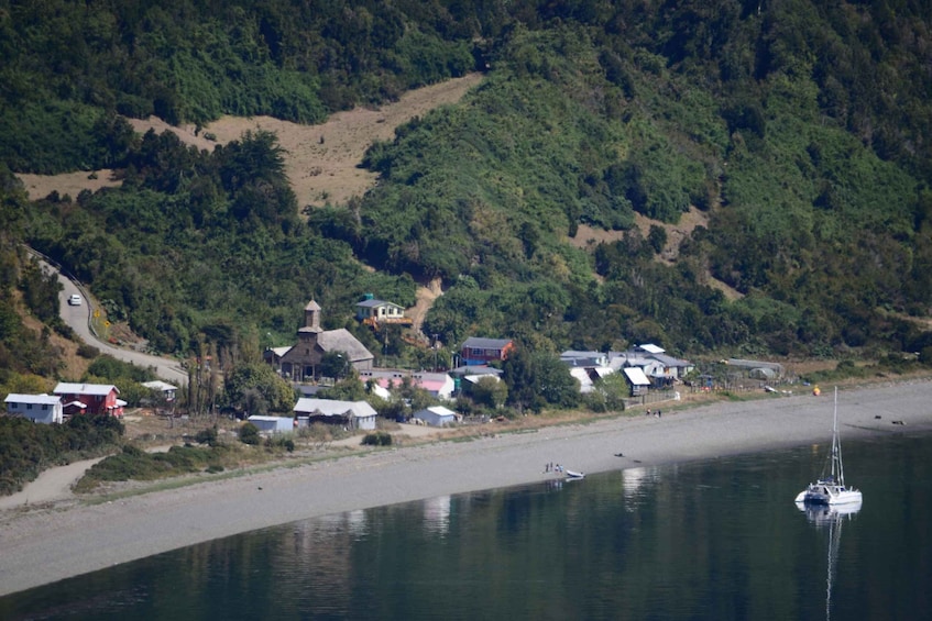 Picture 2 for Activity Lemuy Island: Churches and trees in Chiloé.