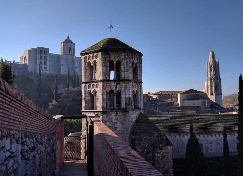 Picture 2 for Activity Girona: Guided Walking Tour with Attraction Entry Tickets