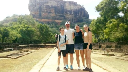 Desde Bentota: recorrido por la roca del león de Sigiriya y el templo de la...