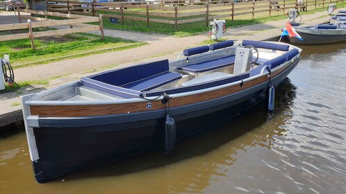 Boatrental 2 Hours 12 Person with Steeringwheel and cushions