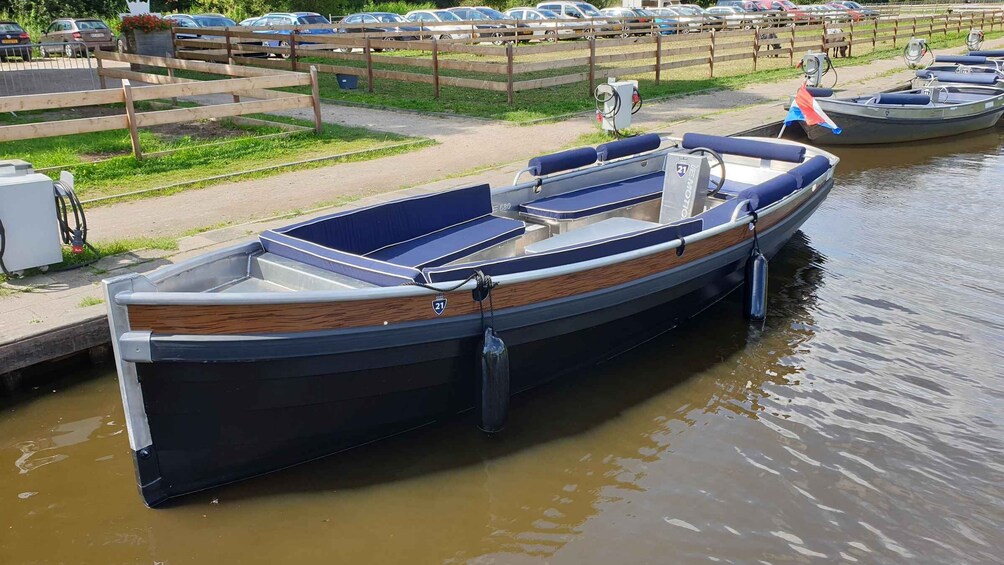 Boatrental 2 Hours 12 Person with Steeringwheel and cushions