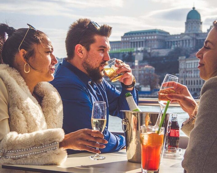 Budapest: Sunset Cruise with 3 Cocktails