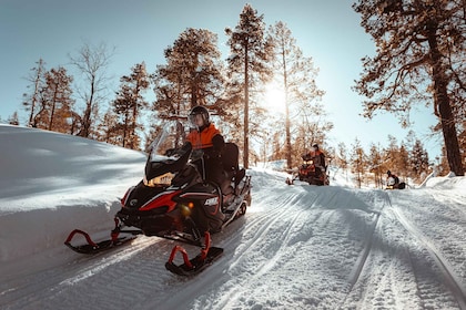 Saariselkä: Sneeuwscootertocht met warme dranken