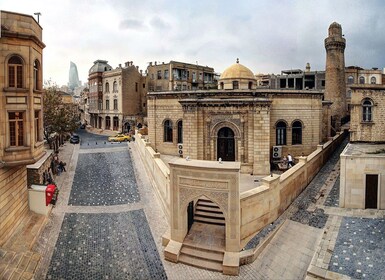 Baku: Private Walking Tour of Historical and Modern City