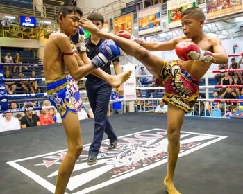 Phuket Nachtleben Nervenkitzel: Bangla Road & Muay Thai Boxen