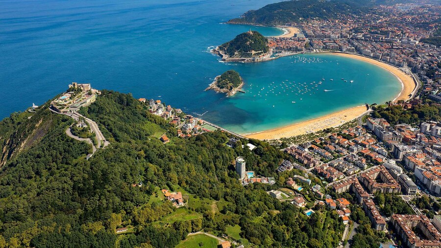 From Bilbao: Gaztelugatxe and San Sebastian Minibus Tour
