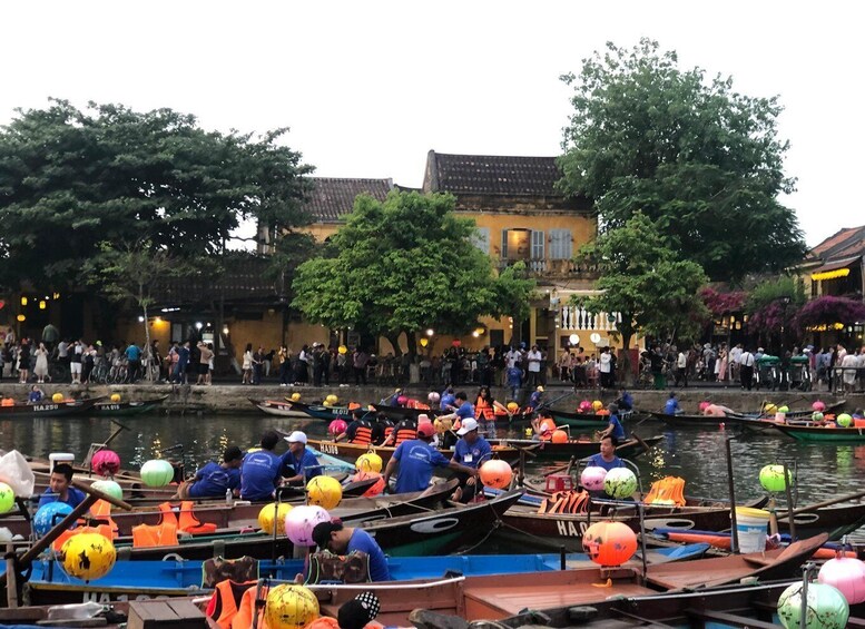 Picture 10 for Activity Hoi An: Hoai River Boat Trip by Night and Floating Lantern