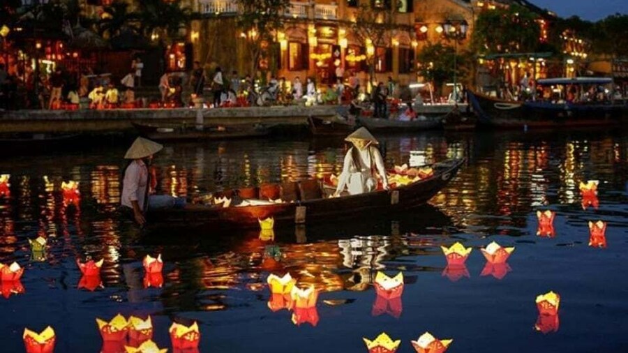 Picture 2 for Activity Hoi An: Hoai River Boat Trip by Night and Floating Lantern