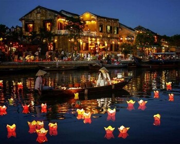 Hoi An: paseo nocturno en barco por el río Hoai con linterna flotante