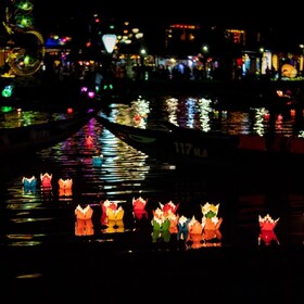 Hoi An: paseo nocturno en barco por el río Hoai con linterna flotante