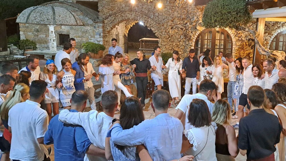 Chania: Cretan Folklore Dance Show with Dinner and Pickup