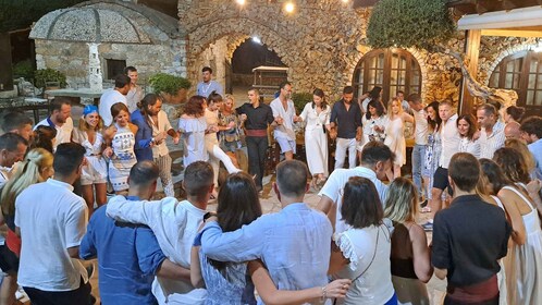 Chania: Cretan Folklore Dance Show with Dinner and Pickup