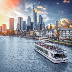 Frankfurt: Private Walking Tour mit entspannender Kreuzfahrt