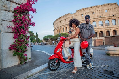Explore city on Vespa with Professional Photographer