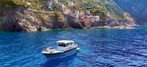 Cinque Terre: recorrido en barco híbrido con parada para nadar