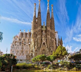 Barcelona: Sagrada Familia and Park Guell Small-Group Tour