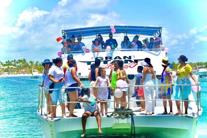 Punta Cana: barco de fiesta con barra libre y esnórquel