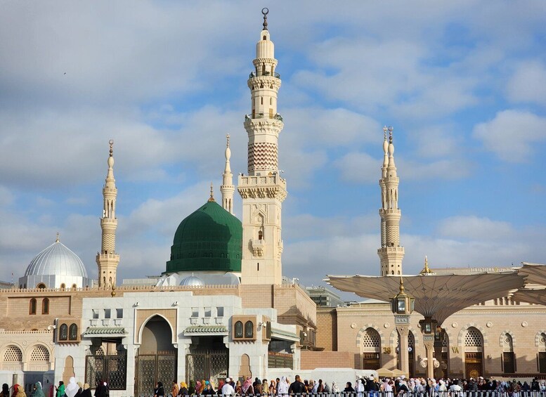 Medina: Madinah Holy Places and Ziyarat Private Tour