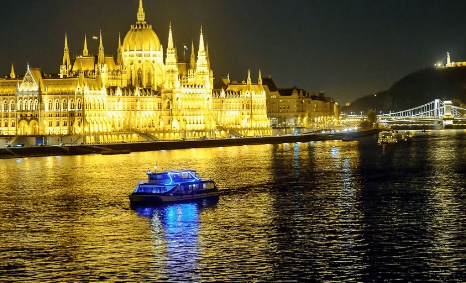 Picture 2 for Activity Budapest: Danube Drink and Piano Show