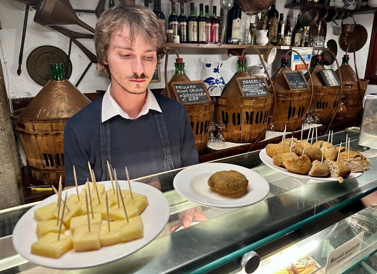 Picture 2 for Activity Venice: Guided City Highlights and Street Food Tour