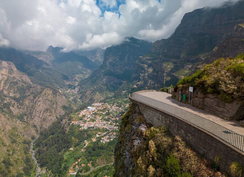 Do Funchal - Nun's Valley Tuk Tuk Tour (2h30)