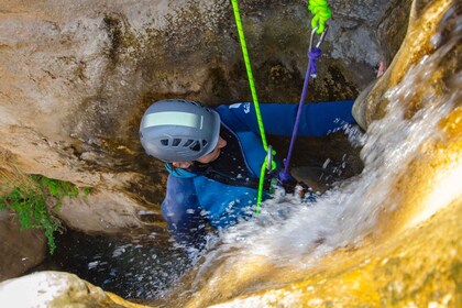 Von Granada aus: Rio Verde Canyoning Tour mit Mittagessen