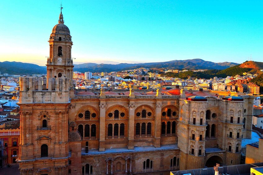 Malaga: City Center Walking Tour with Tapas Food Tastings