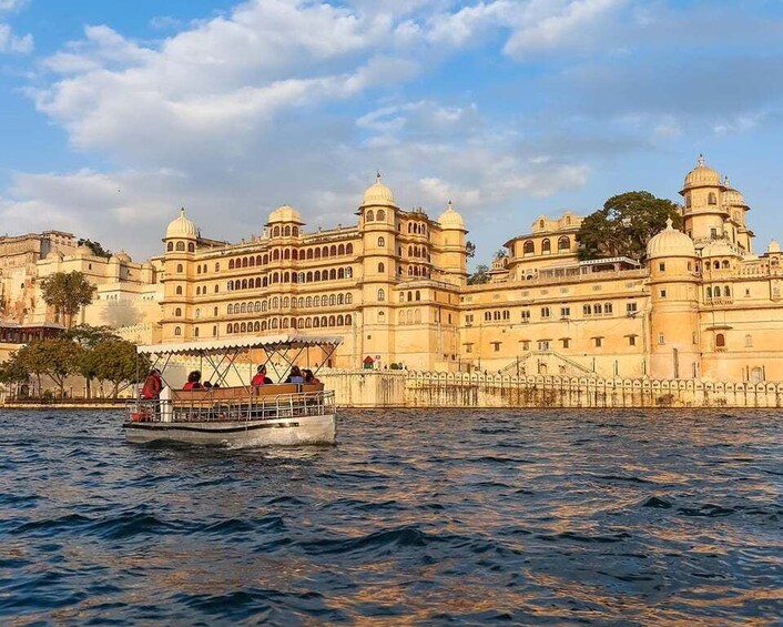 Udaipur: Private Sightseeing Guided City Tour in Udaipur