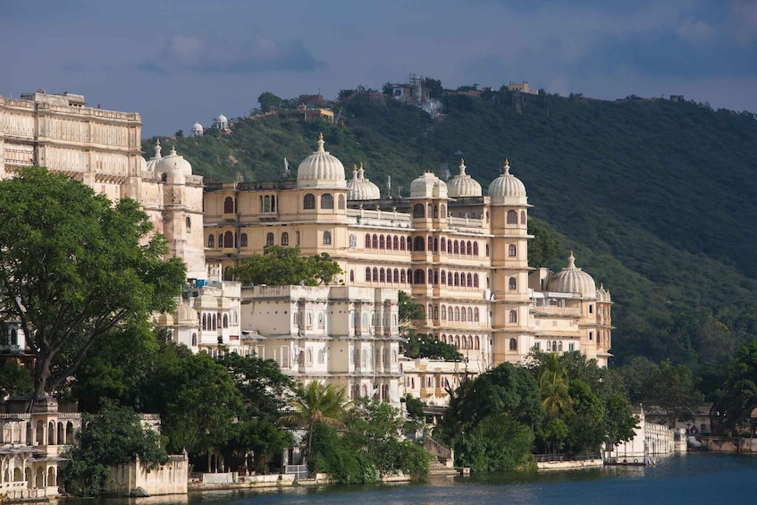 Udaipur: Full-Day Sightseeing Tour with Optional Guide