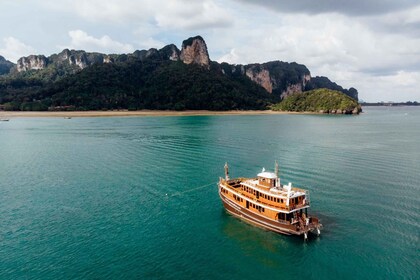 4 Pulau & Matahari Terbenam Dengan Makan Malam Cruis M/Y Lalida Cruise