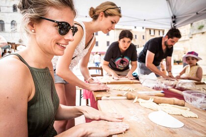 Montepulciano: clase de elaboración de pasta con degustación y vino