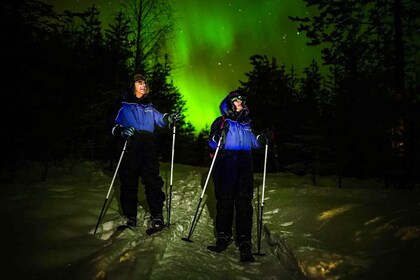 Senderismo de esquí bajo la aurora boreal