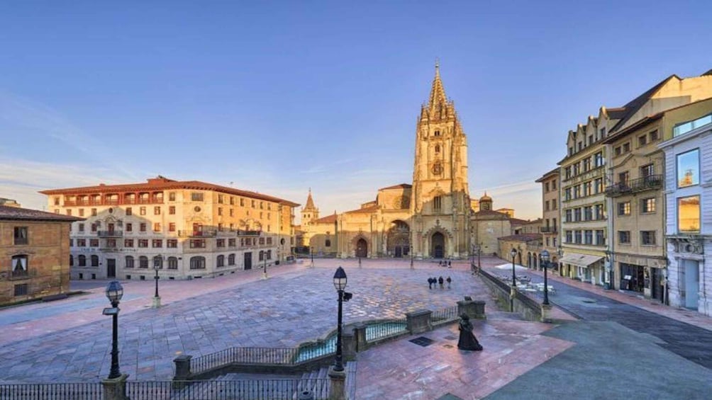 Oviedo: Guided tour to the Cathedral with tickets